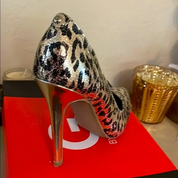 Leopard print Gold colored pumps by Guess in size 6! - Picture 5 of 10